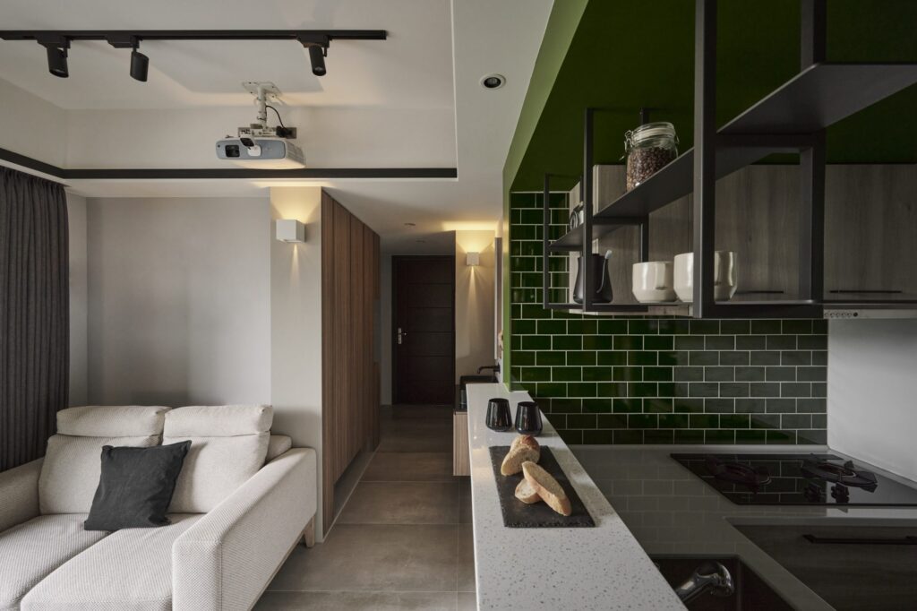 #開放式廚房 #綠色瓷磚 #軌道燈 #廚房吧檯設計