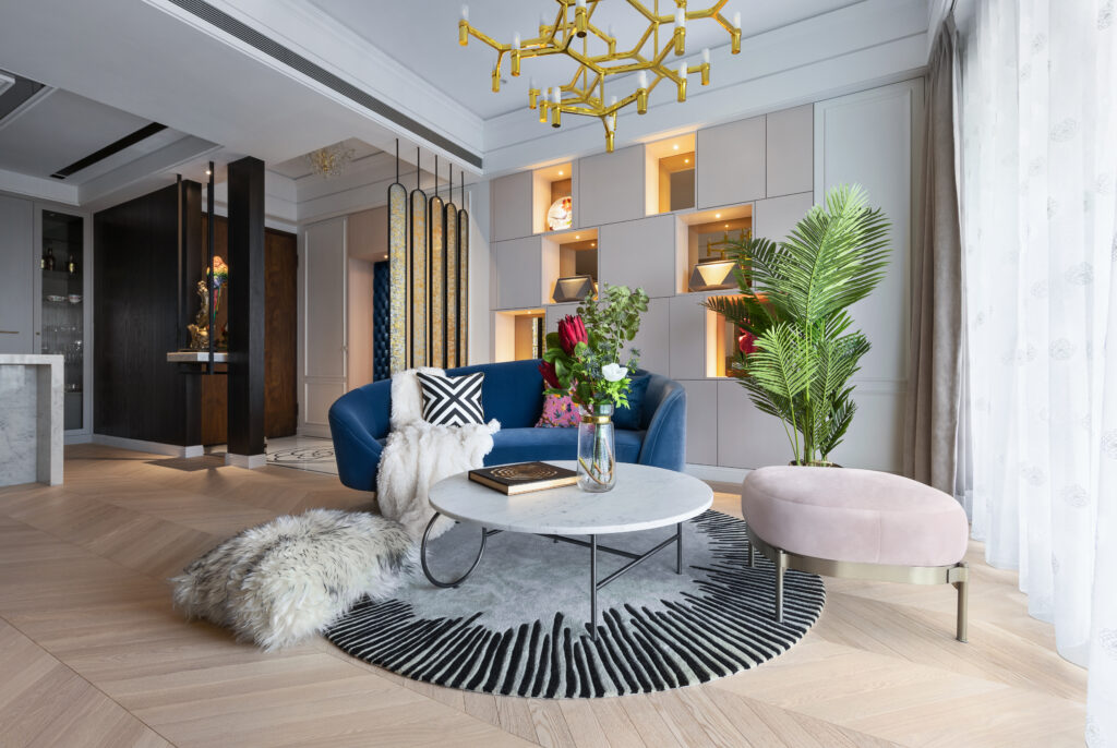 線家具的優雅交響 #法式輕奢 #藍色沙發 #人字拼地板 #枝狀吊燈