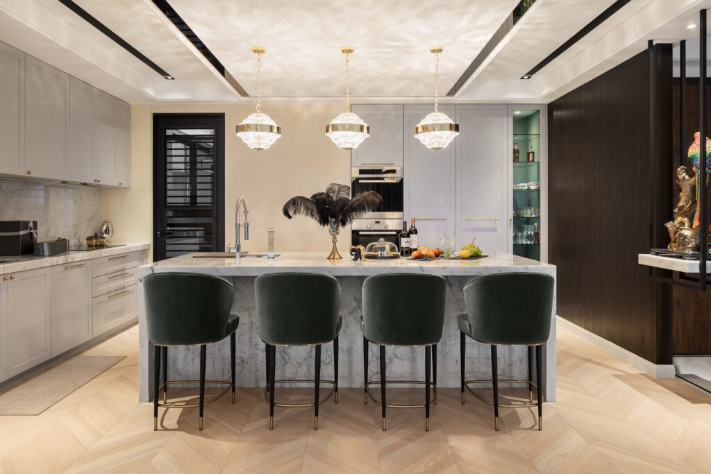 #廚房中島 #大理石檯面 #絲絨餐椅 #開放式廚房