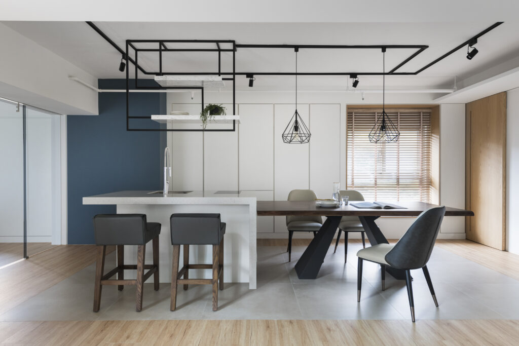 #中島廚房 #跳色牆面 #工業風燈飾 #現代簡約風