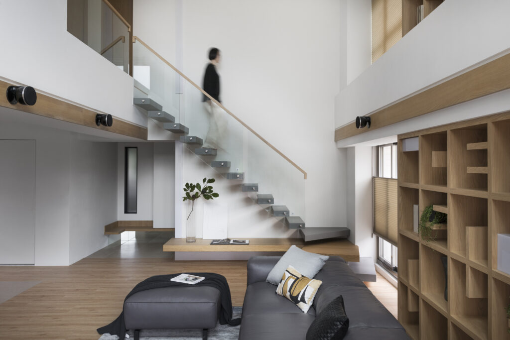 #挑高設計 #玻璃樓梯 #室內設計靈感 #木質層架